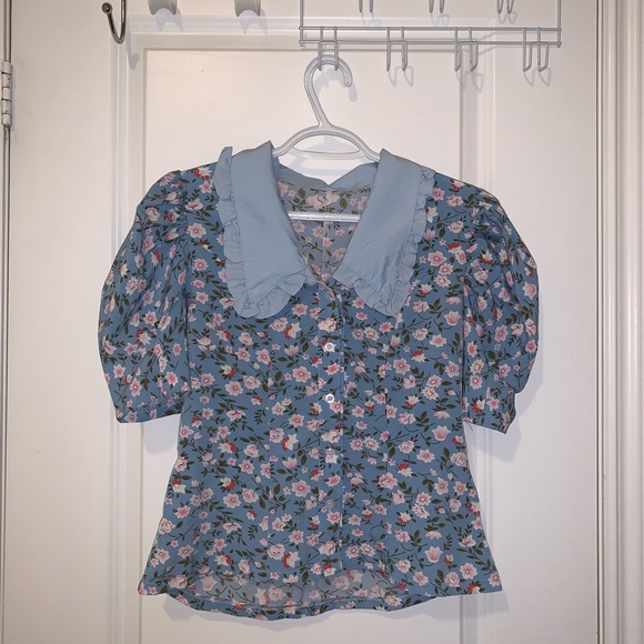 Puff sleeves blue floral printed top, fit <53kg (I am 51kg in the picture above) - Picture 3 of 7